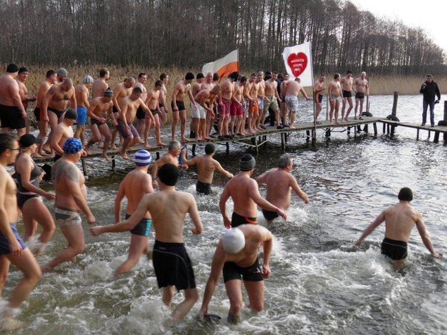 Pobili rekord w lodowatej wodzie - zdjęcia