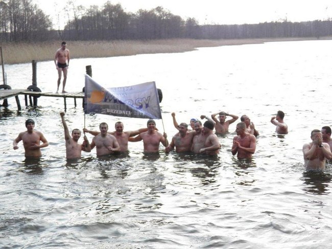 Pobili rekord w lodowatej wodzie - zdjęcia