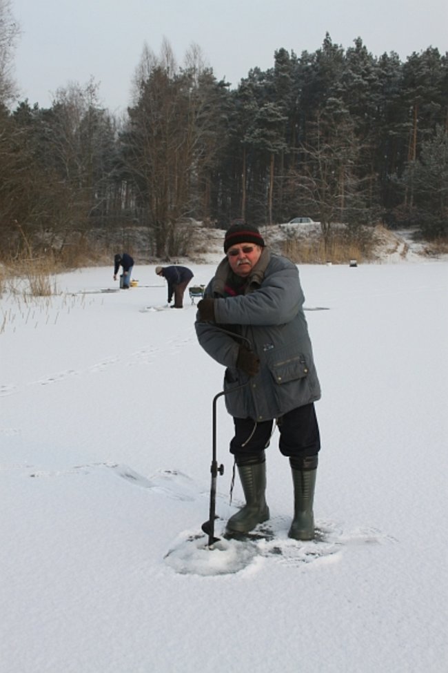 Łowili pod lodem - zdjęcia