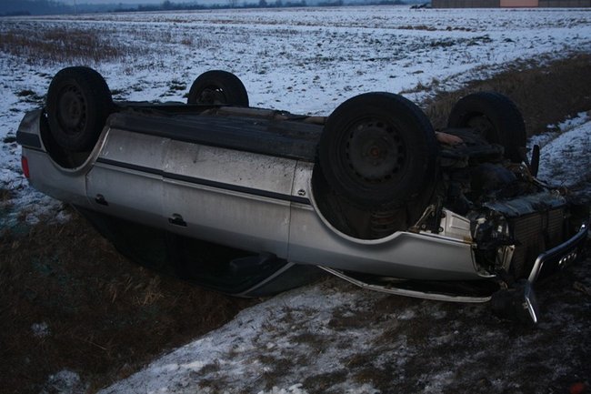 Zjechał do rowu i dachował - zdjęcia