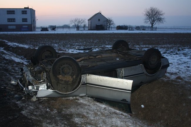Zjechał do rowu i dachował - zdjęcia