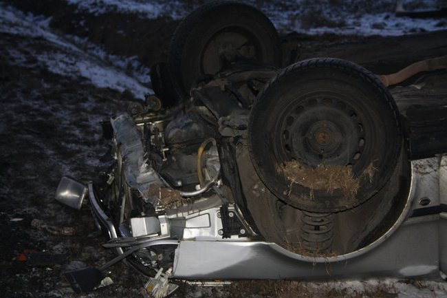 Zjechał do rowu i dachował - zdjęcia