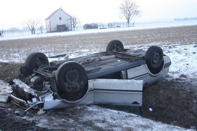 Zjechał do rowu i dachował - zdjęcia