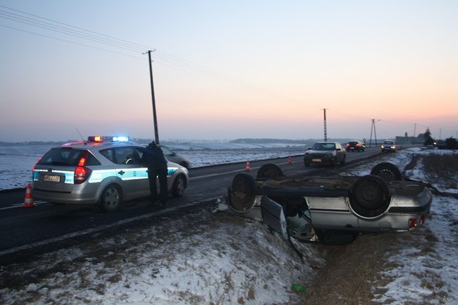Zjechał do rowu i dachował - zdjęcia