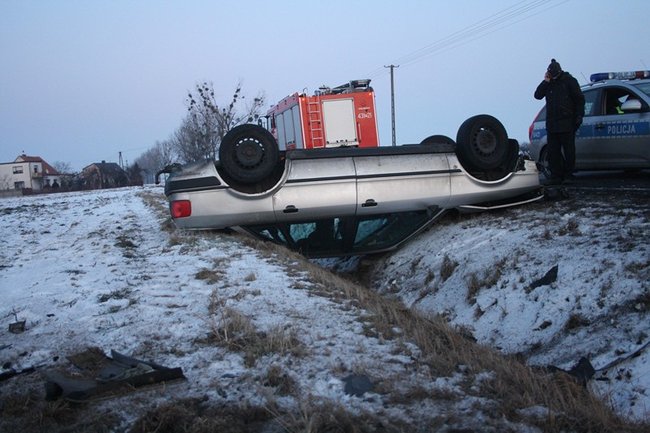 Zjechał do rowu i dachował - zdjęcia