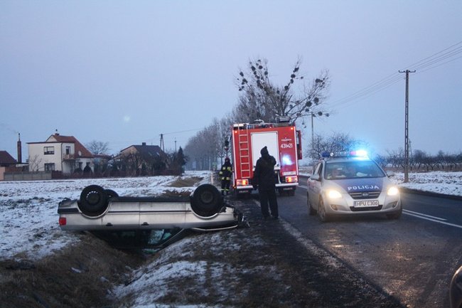 Zjechał do rowu i dachował - zdjęcia