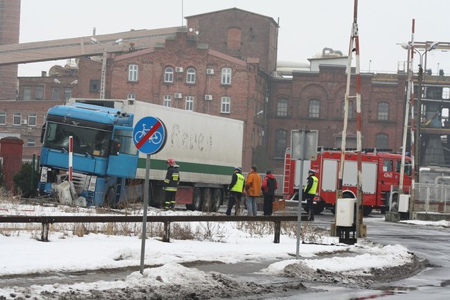 TIR wbił się w barierki - zdjęcia