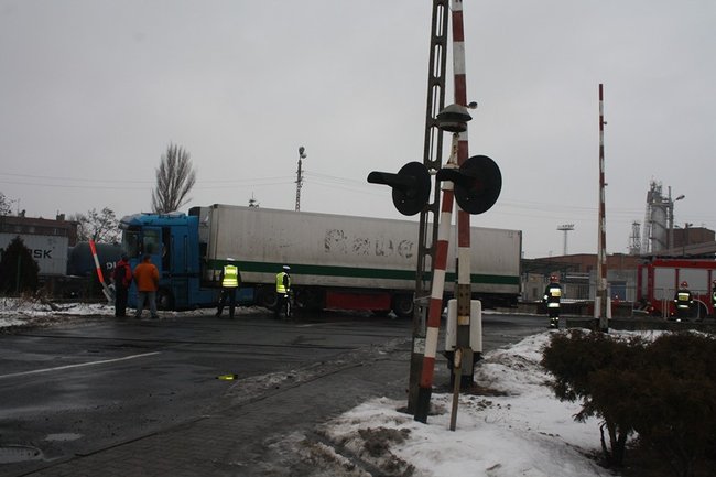 TIR wbił się w barierki - zdjęcia
