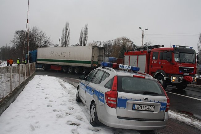 TIR wbił się w barierki - zdjęcia