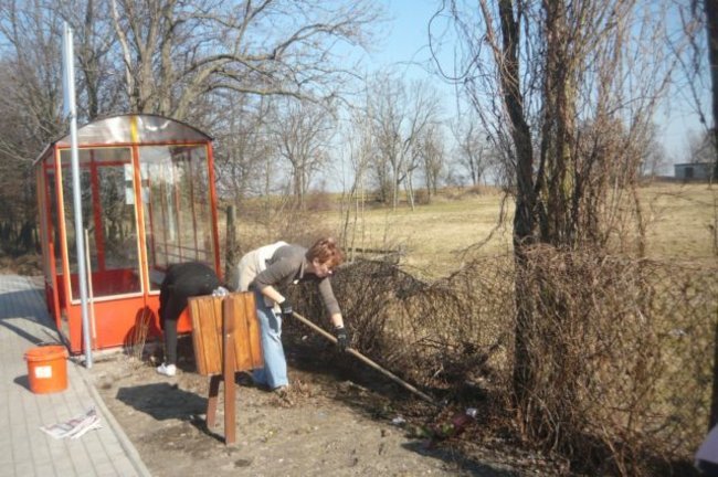 Przydały się miotły, grabie i łopaty - zdjęcia