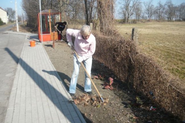 Przydały się miotły, grabie i łopaty - zdjęcia
