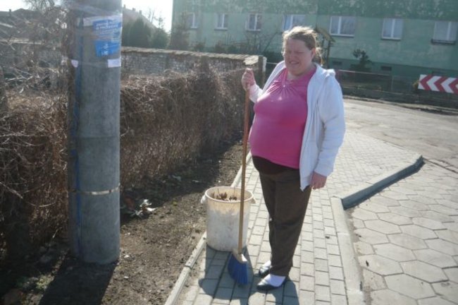 Przydały się miotły, grabie i łopaty - zdjęcia