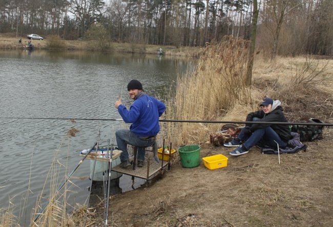 Wyciągali ryby tyczkami - zdjęcia
