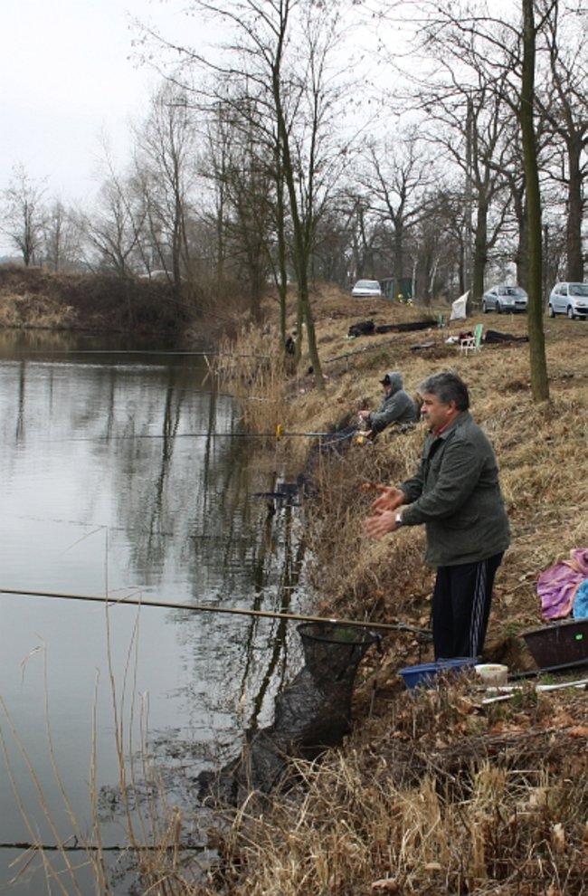 Wyciągali ryby tyczkami - zdjęcia