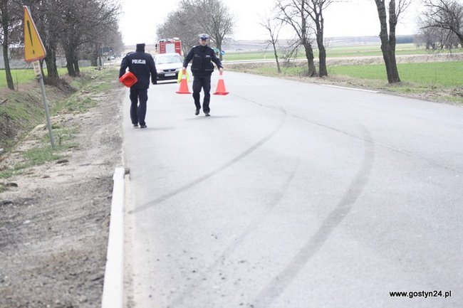 Bawił się radiem podczas jazdy - zdjęcia