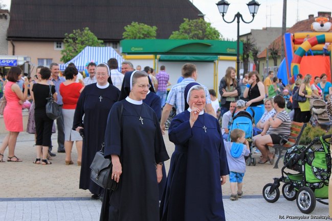 Majówka przy fontannie - zdjęcia