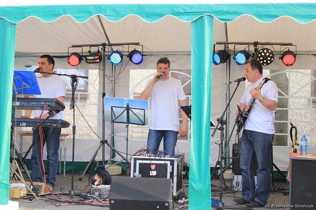 Majówka przy fontannie - zdjęcia