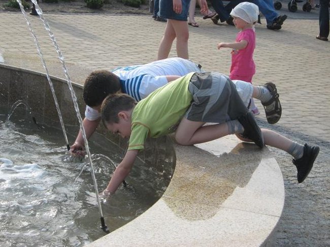 Majówka przy fontannie - zdjęcia