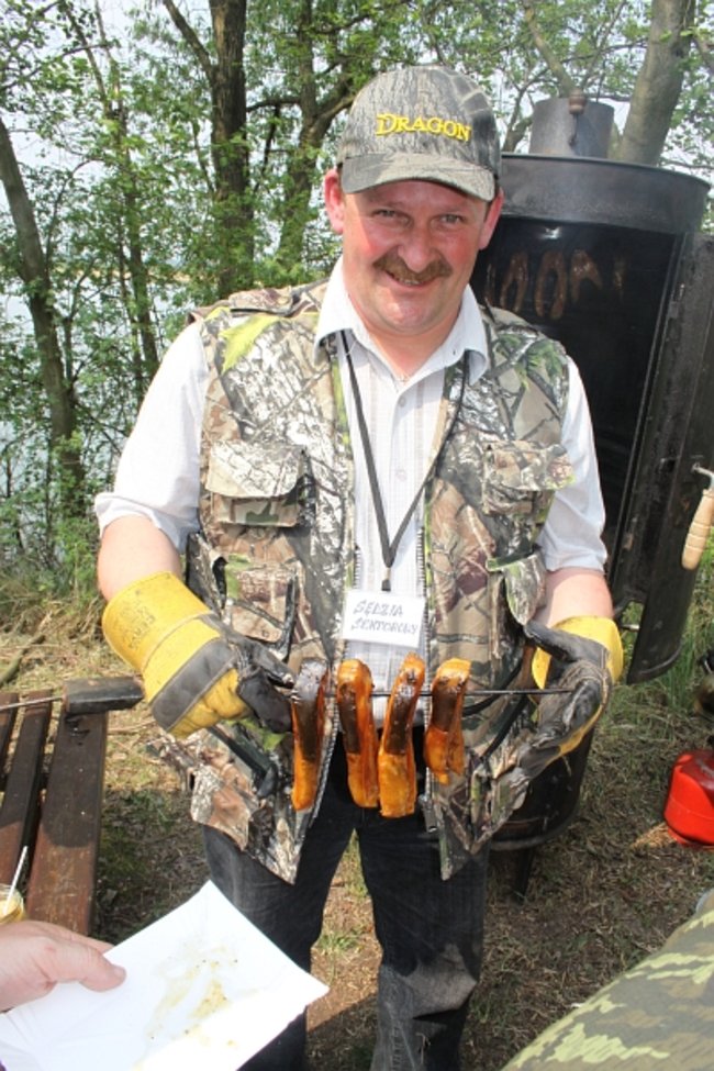 Raczyli się wędzonymi rybami - zdjęcia