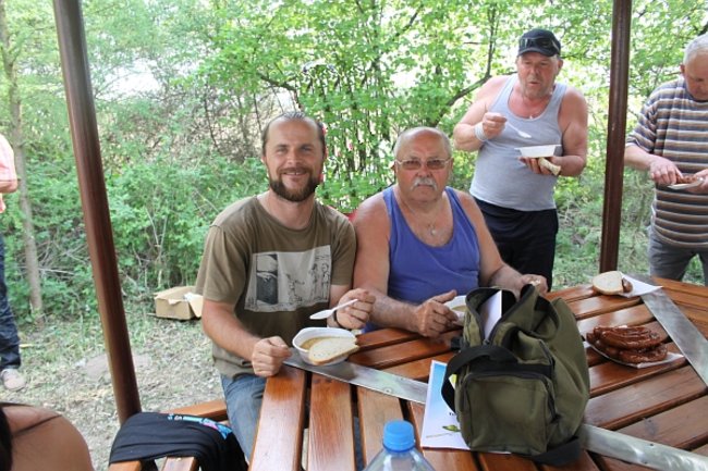 Raczyli się wędzonymi rybami - zdjęcia