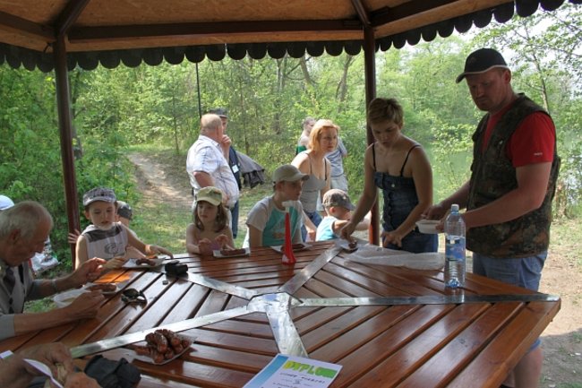 Raczyli się wędzonymi rybami - zdjęcia