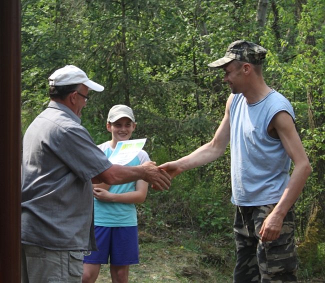 Raczyli się wędzonymi rybami - zdjęcia