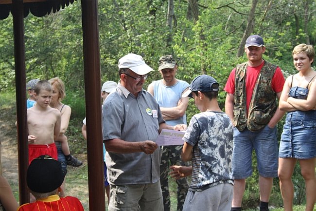 Raczyli się wędzonymi rybami - zdjęcia