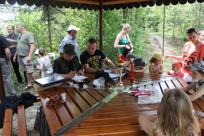 Raczyli się wędzonymi rybami - zdjęcia