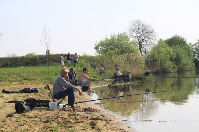Raczyli się wędzonymi rybami - zdjęcia