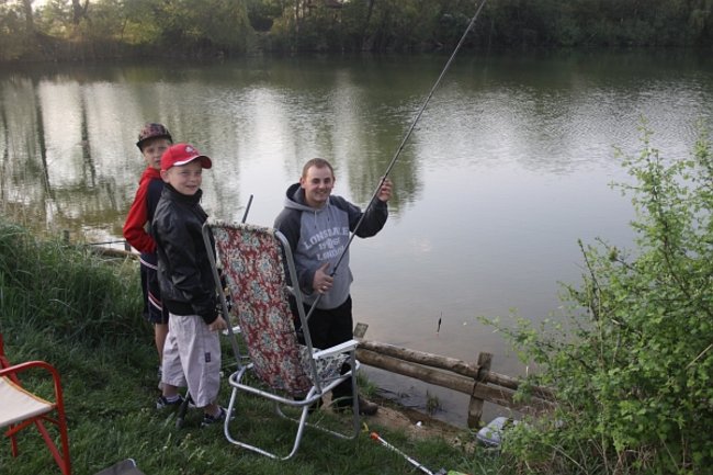 Raczyli się wędzonymi rybami - zdjęcia