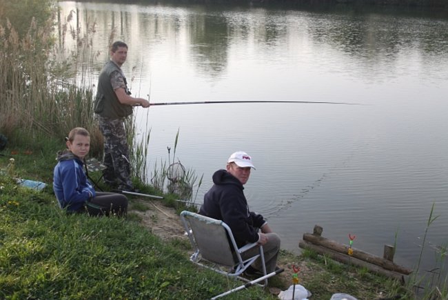 Raczyli się wędzonymi rybami - zdjęcia