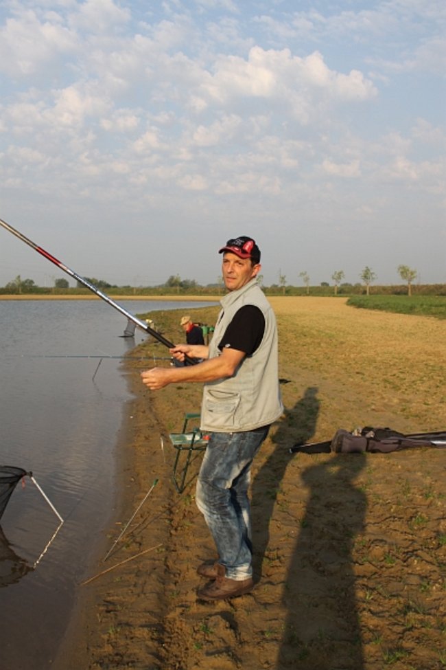 Raczyli się wędzonymi rybami - zdjęcia