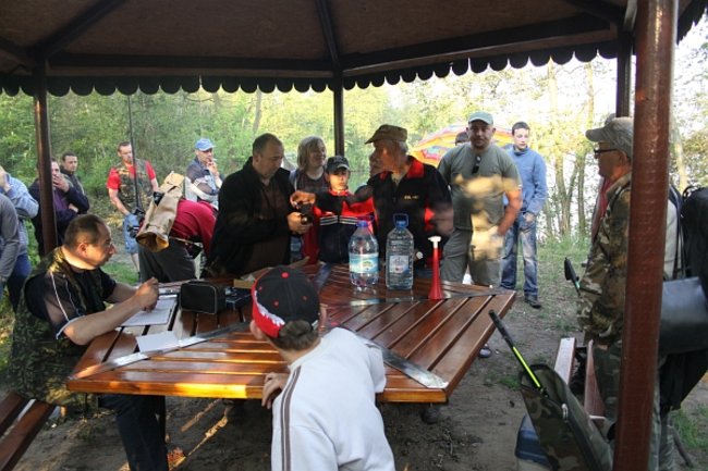 Raczyli się wędzonymi rybami - zdjęcia