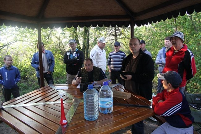 Raczyli się wędzonymi rybami - zdjęcia