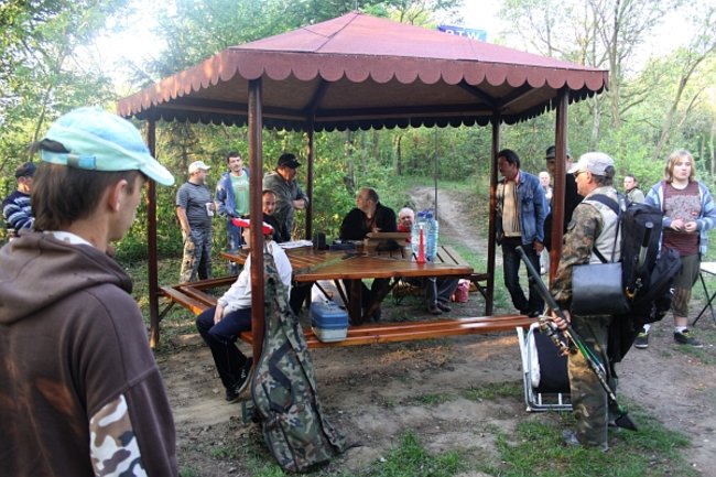 Raczyli się wędzonymi rybami - zdjęcia