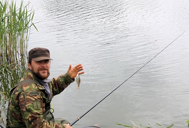 Czekali na złote karasie - zdjęcia