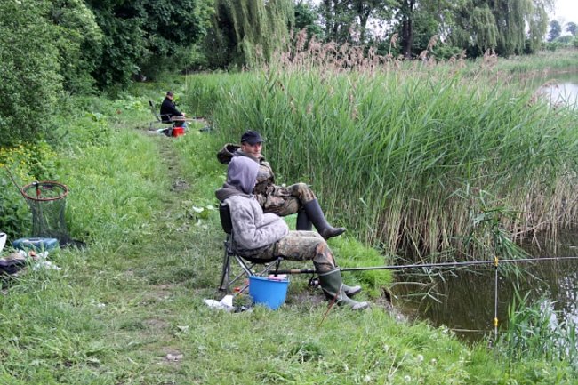 Czekali na złote karasie - zdjęcia