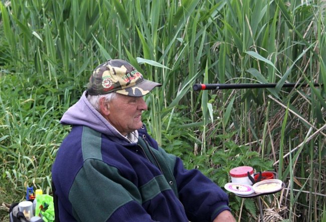 Czekali na złote karasie - zdjęcia