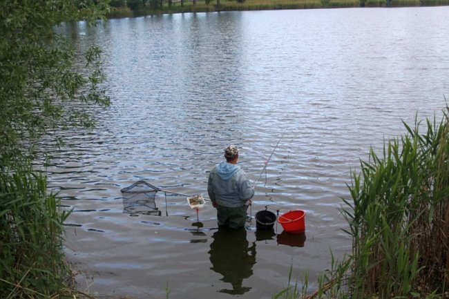 Czekali na złote karasie - zdjęcia