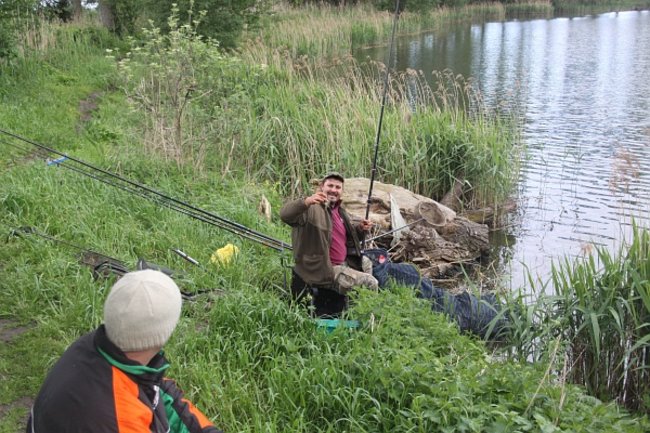 Czekali na złote karasie - zdjęcia