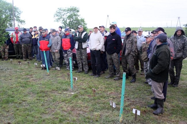 Czekali na złote karasie - zdjęcia