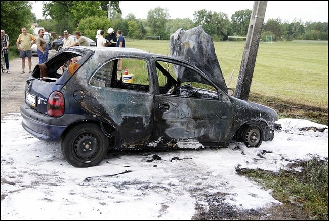 Auto nagle stanęło w płomieniach - zdjęcia