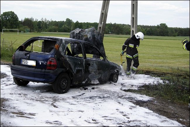 Auto nagle stanęło w płomieniach - zdjęcia