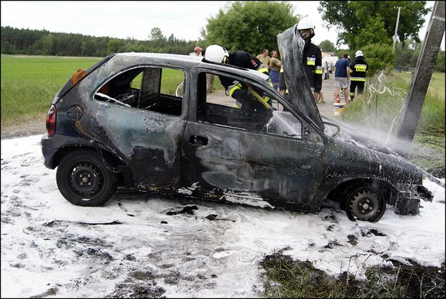 Auto nagle stanęło w płomieniach - zdjęcia