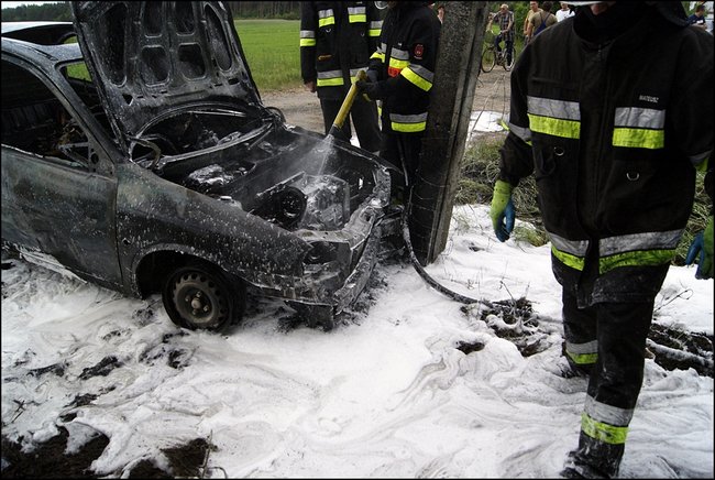 Auto nagle stanęło w płomieniach - zdjęcia