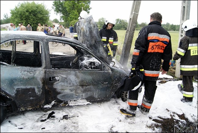 Auto nagle stanęło w płomieniach - zdjęcia
