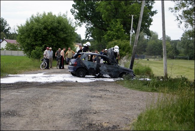 Auto nagle stanęło w płomieniach - zdjęcia