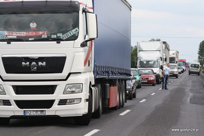 Wypadek na granicy powiatów - zdjęcia