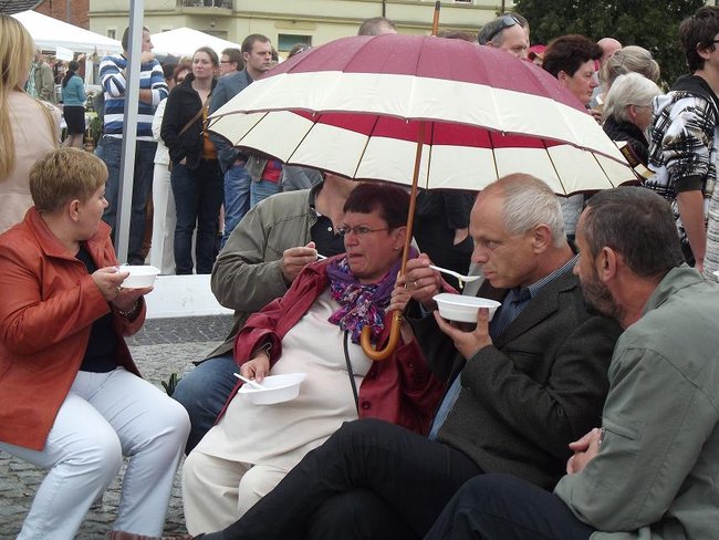 Zajadali się smażonym serem - zdjęcia
