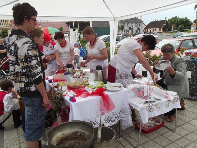 Zajadali się smażonym serem - zdjęcia